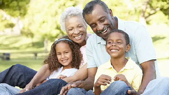 Avós e netos sorrindo no parque
