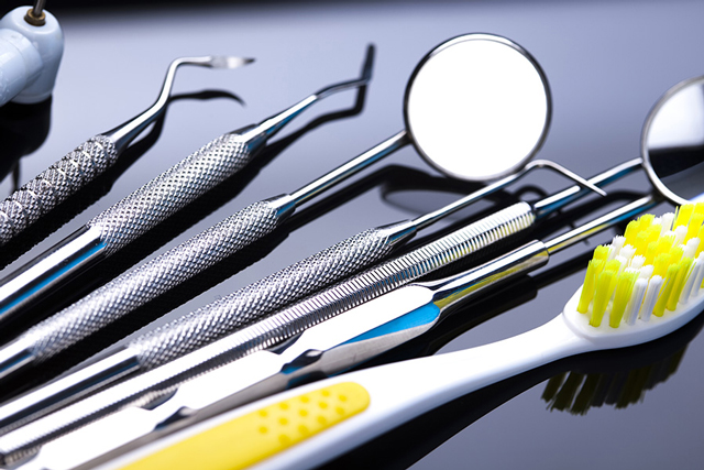 Conjunto de instrumentos odontológicos utilizados pelo dentista