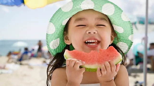 Menina lavando a boca