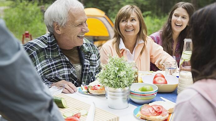 Uma família feliz almoçando