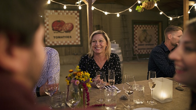 Mulher sorrindo em uma mesa