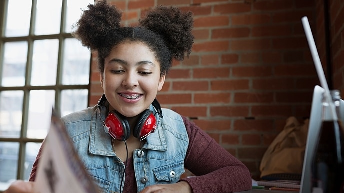 Criança com aparelhos ortodônticos sorrindo