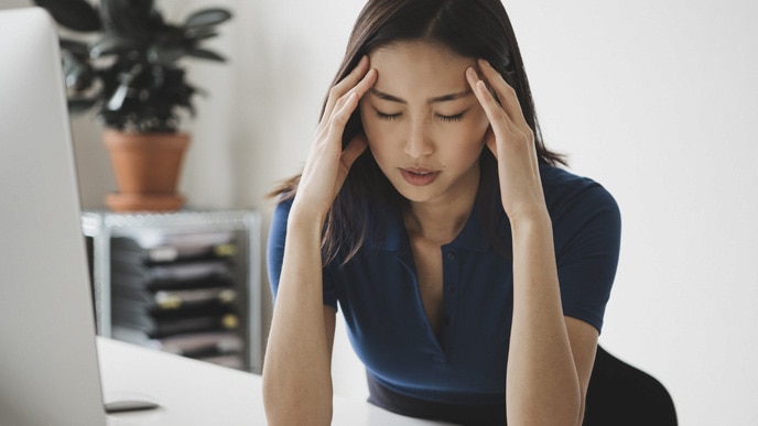 Jovem mulher com dor de cabeça