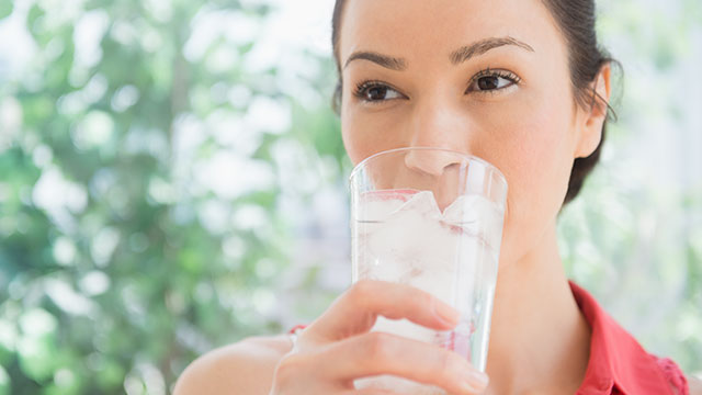 mulher bebendo água