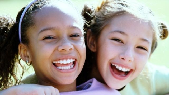 duas meninas felizes