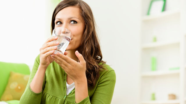 Mulher tomando água
