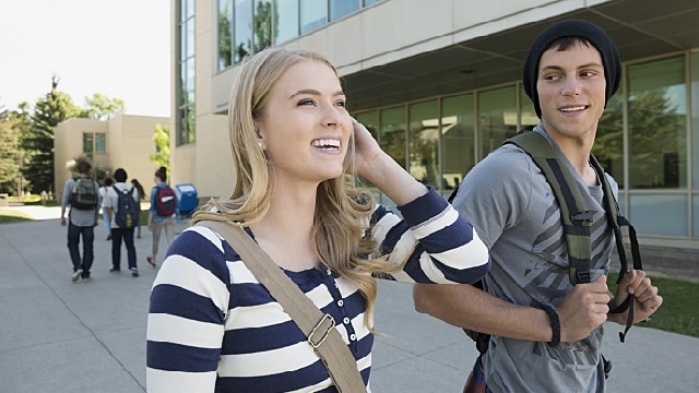Amigos de Universidade conversando e sorrindo