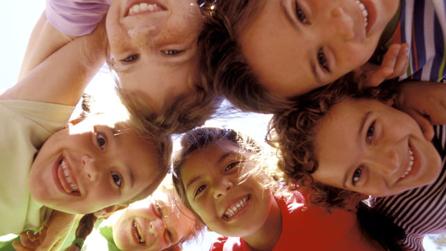 um grupo de crianças se abraçando