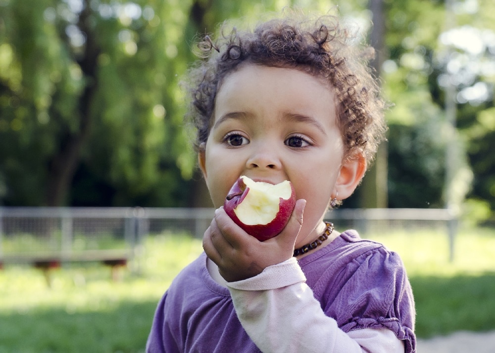 bebê comendo maçã