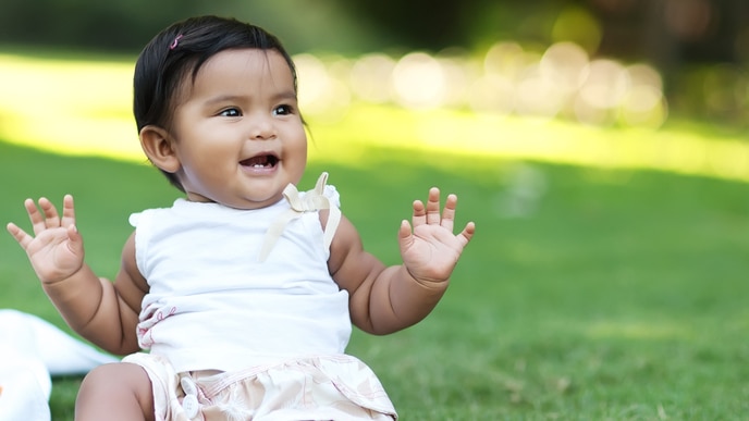 bebê sorrindo com dentes de leite