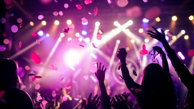 silhueta do público curtindo show com palco ao fundo assim como curtirá no Rock in Rio Brasil 2024