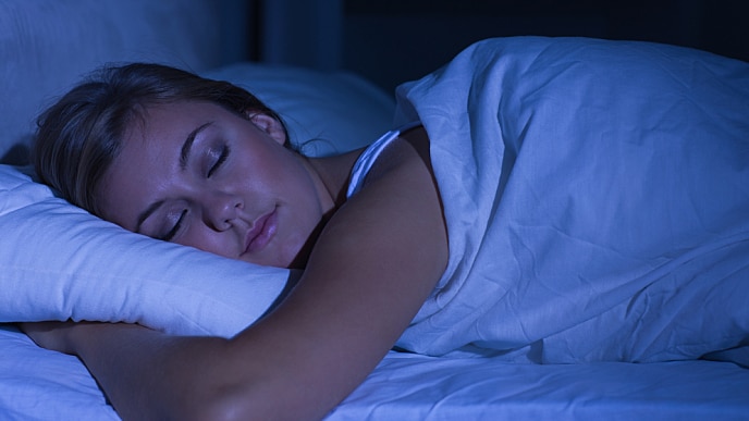 mulher dormindo com placa para bruxismo