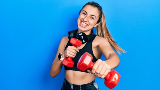 Mulher feliz fazendo exercícios para iniciantes em casa