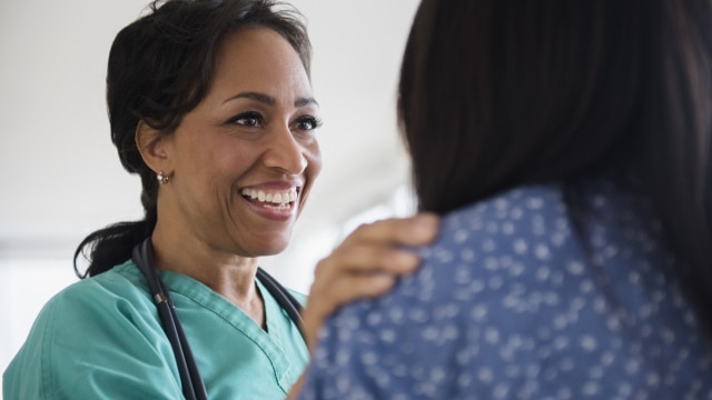 Mulher médica da família atendendo sua comunidade