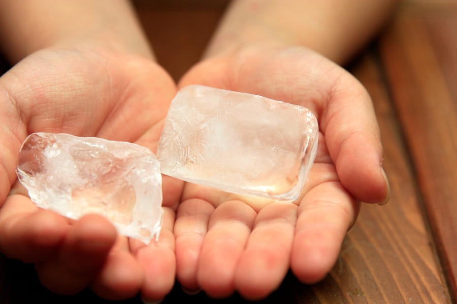 gelo na mão de uma criança