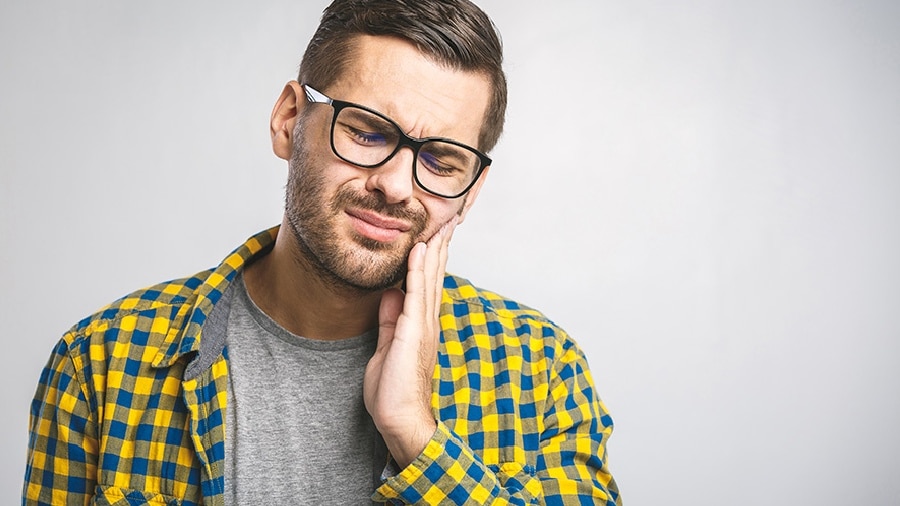 Um close-up da jovem usando um canudo