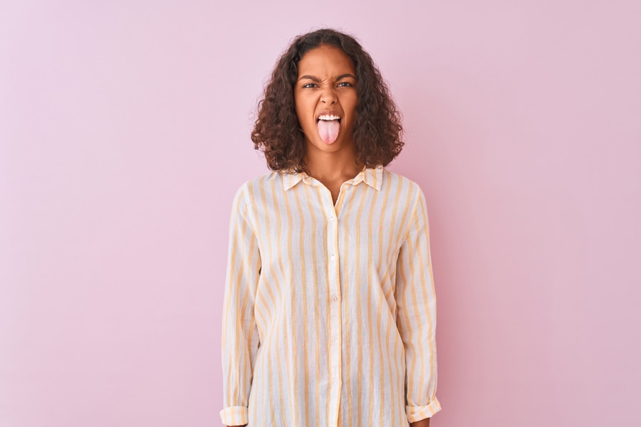 mulher com língua de fora e cara de felicidade