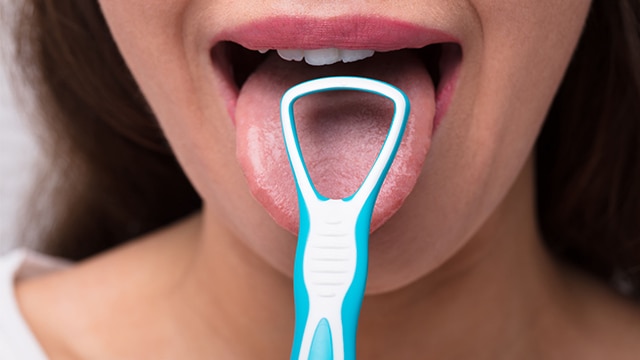 casal feliz preparando o jantar