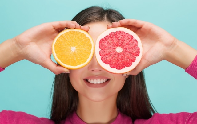 Menino em um parque comendo uma maçã