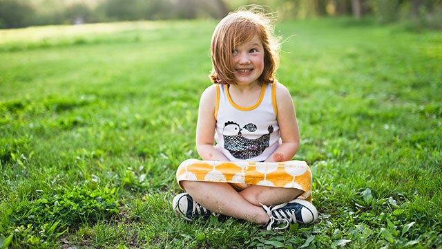 uma garota sentada no parque