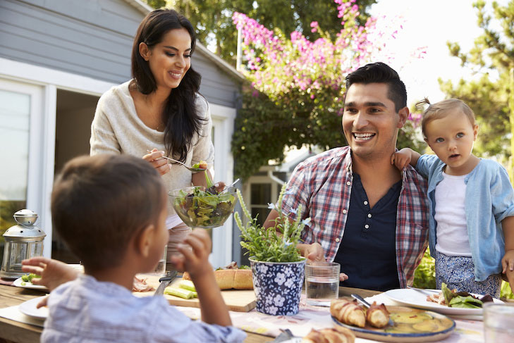 Família reunida à mesa comendo