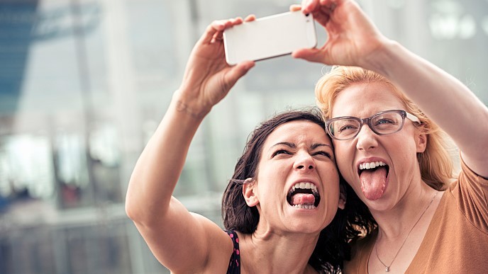 duas-mulheres-sorrindo-com-a-língua-de-fora