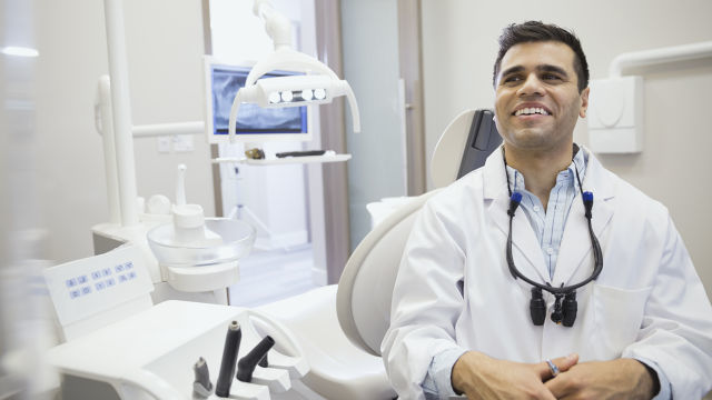 Dentista explicando tratamento