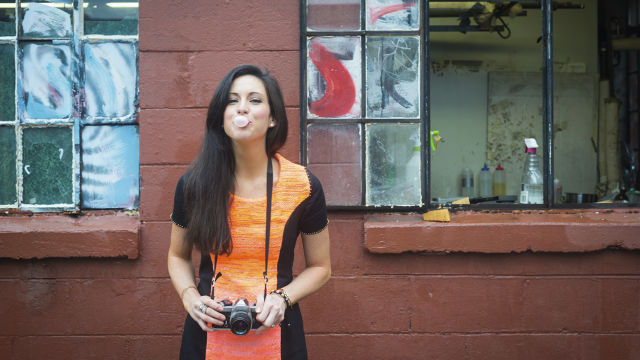 Garota mascando chiclete e olhando para a câmera