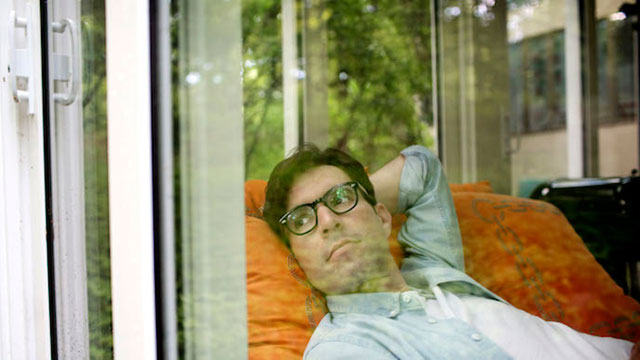 jovem olha pela janela