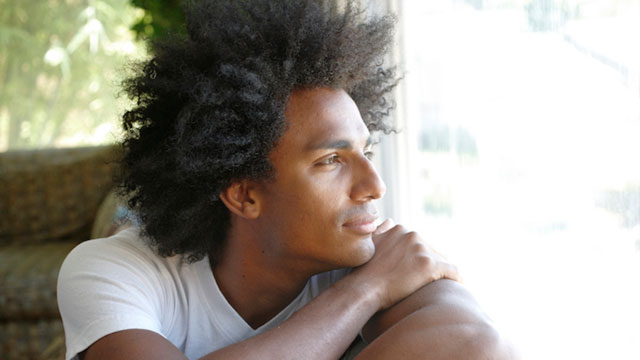 jovem olha pela janela