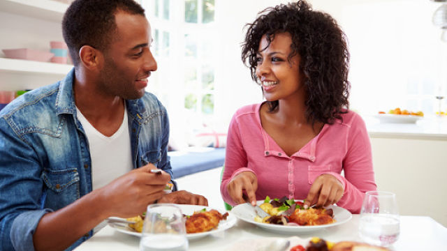 um casal tomando café da manhã