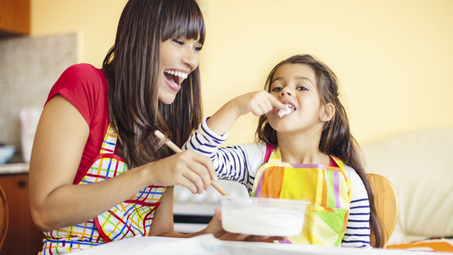 uma mãe e sua filha cozinhando