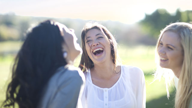 Amigas sorrindo em dia ensolarado