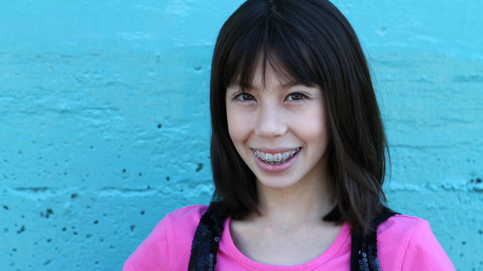 Uma menina usando aparelho