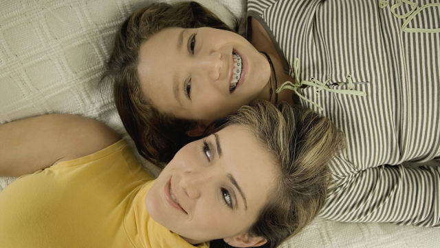 duas meninas sorrindo