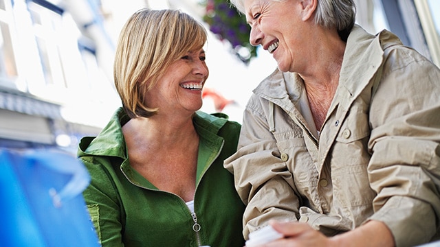 Mãe e filha se olhando e sorrindo