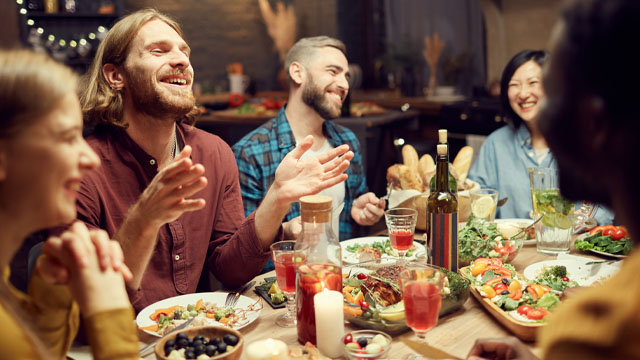 O jovem está escovando os dentes
