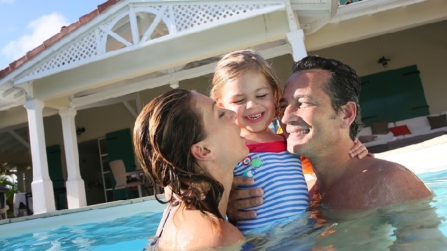 Família na piscina